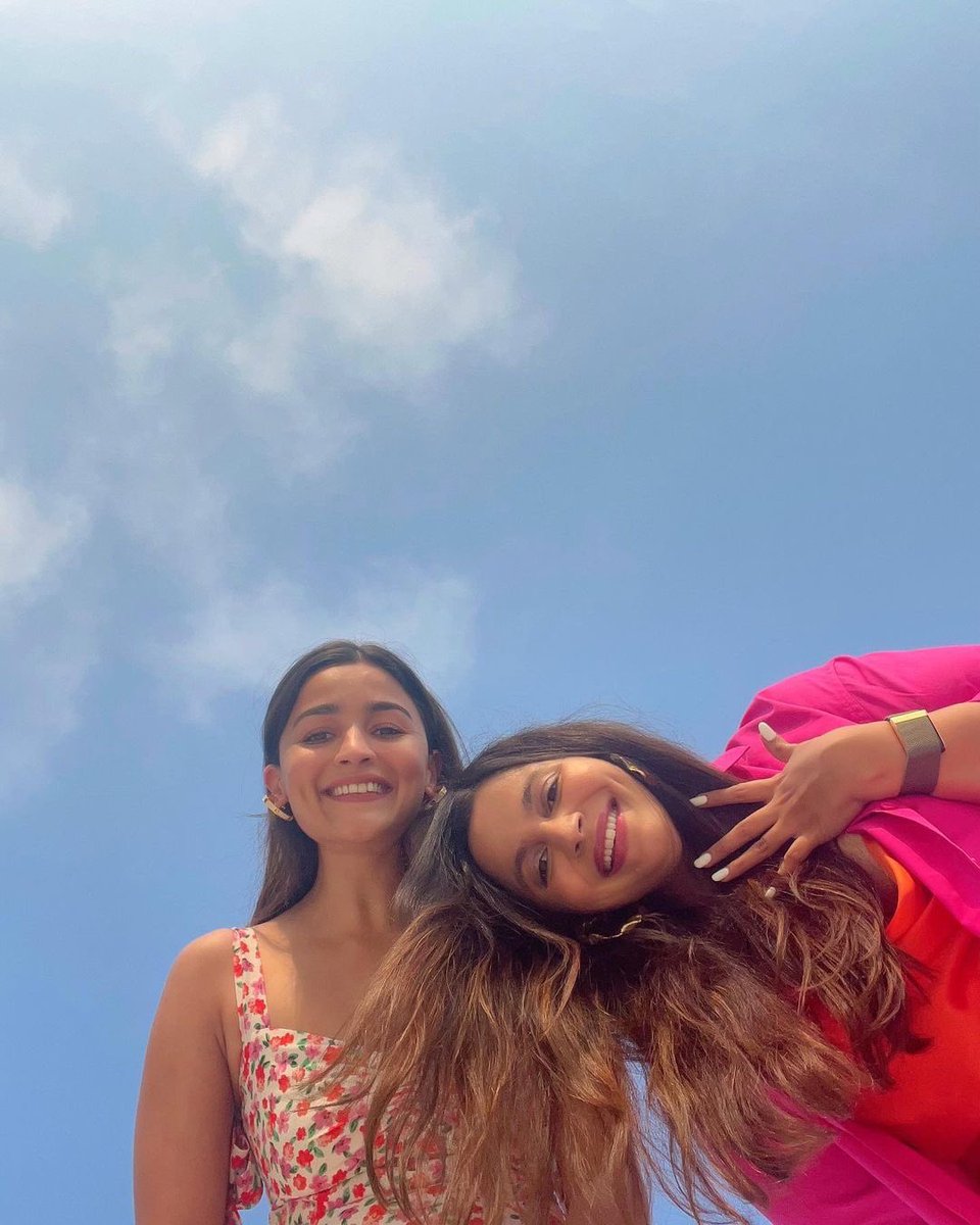 #AliaBhatt shares an adorable picture with sister #ShaheenBhatt. 💕