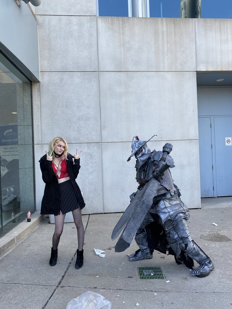 Jazzisaflower's tweet photo. So I actually cosplayed for Torontos #ComicCon it was sorta last minute and I forgot a lot of pieces at home- but I went as #HarleyQuinn 
#torontocomicon #cosplayer #harleyquinncosplay https://t.co/6dDpXm5Ejq