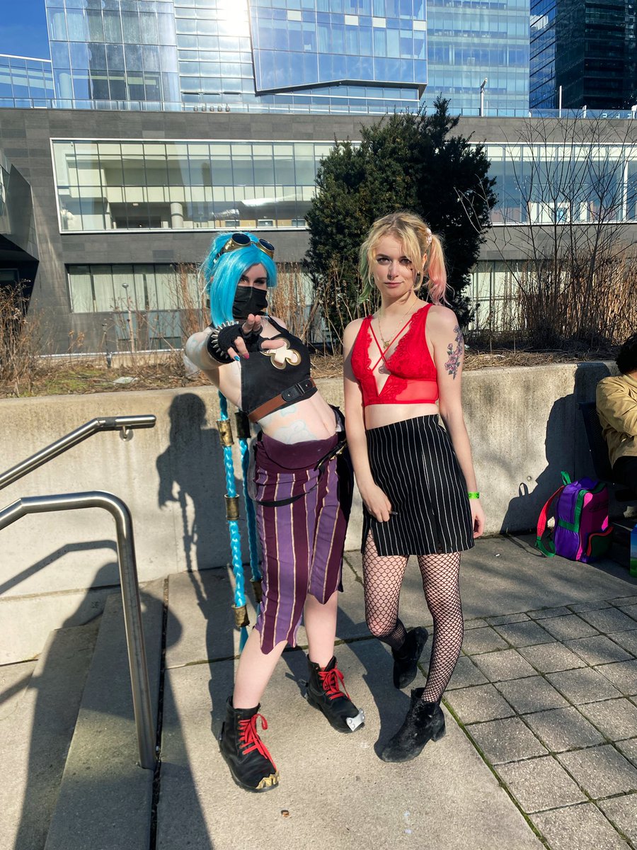 Jazzisaflower's tweet photo. So I actually cosplayed for Torontos #ComicCon it was sorta last minute and I forgot a lot of pieces at home- but I went as #HarleyQuinn 
#torontocomicon #cosplayer #harleyquinncosplay https://t.co/6dDpXm5Ejq