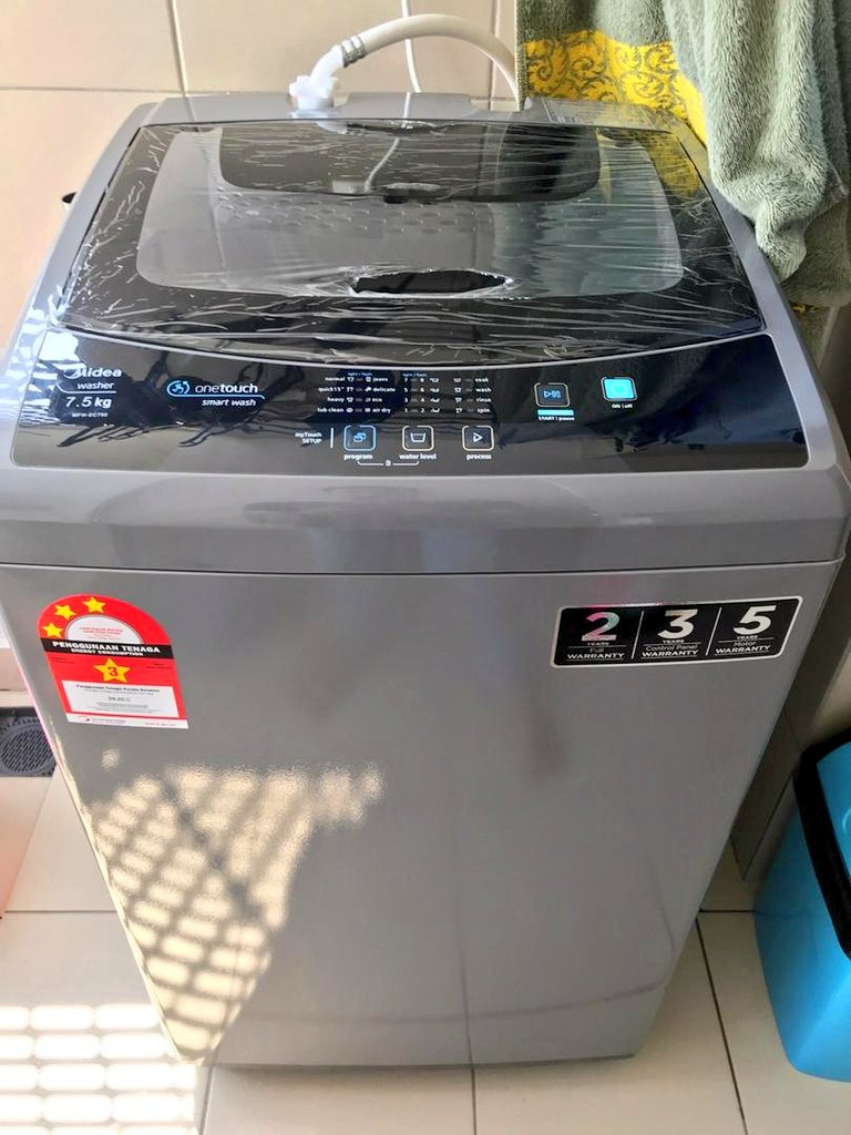Kalau korang baru pindah rumah or baru kahwin and looking for an affordable washing machine, i recommend you to get this model from Midea. For a 7.5kg load, harganya tak sampai RM600 pun. Sangat² berbaloi