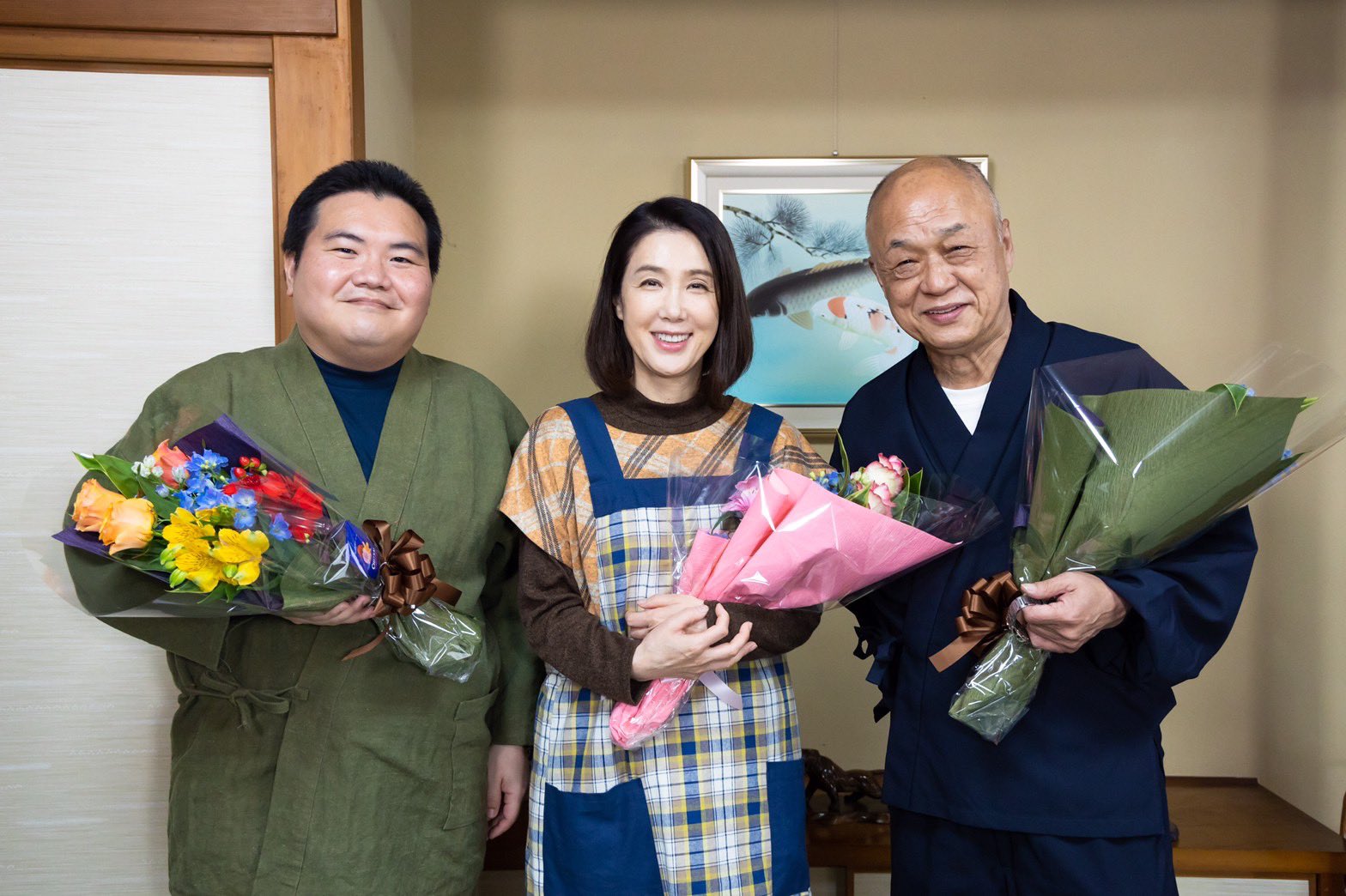 1月期木曜ドラマ となりのチカラ 公式 となりのチカラ クランクアップ 灯の父 円蓮役の 田山涼成 さん 母 良子役の 筒井真理子 さん 兄 沢源役の 駒木根隆介 さん ご家族のみなさん ゆったり自由な雰囲気が最高でした おつかれ