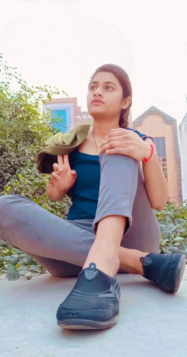कोई नौकरी वाला लड़का है ट्विटर पर जो बिना दहेज के शादी करने को तैयार हो? 🤔🤭