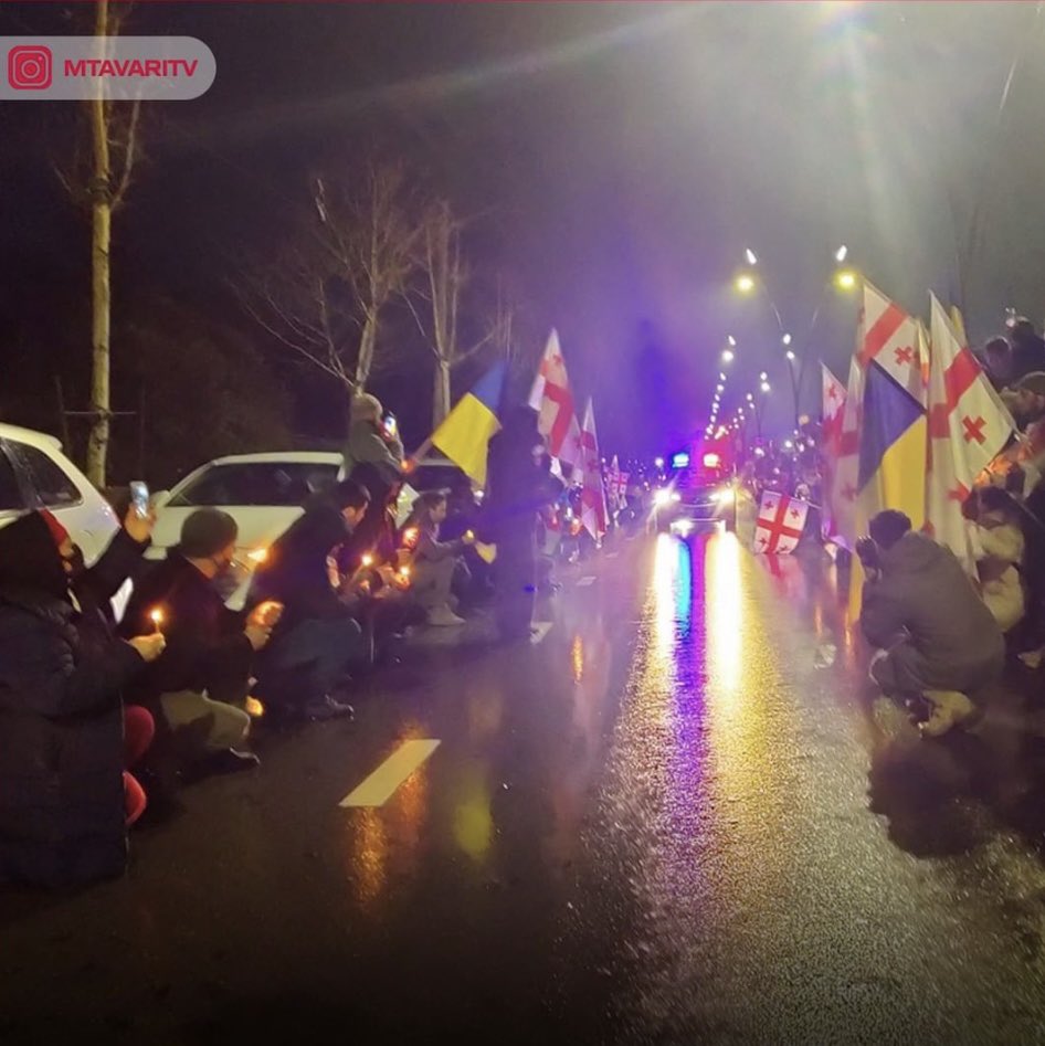 NanaSajaia's tweet photo. Georgians kneel down in Tbilisi to pay tribute to two fallen volunteers killed in Russia’s war on Ukraine.
📷 by @MtavariChannel https://t.co/0HlsjOfOwK