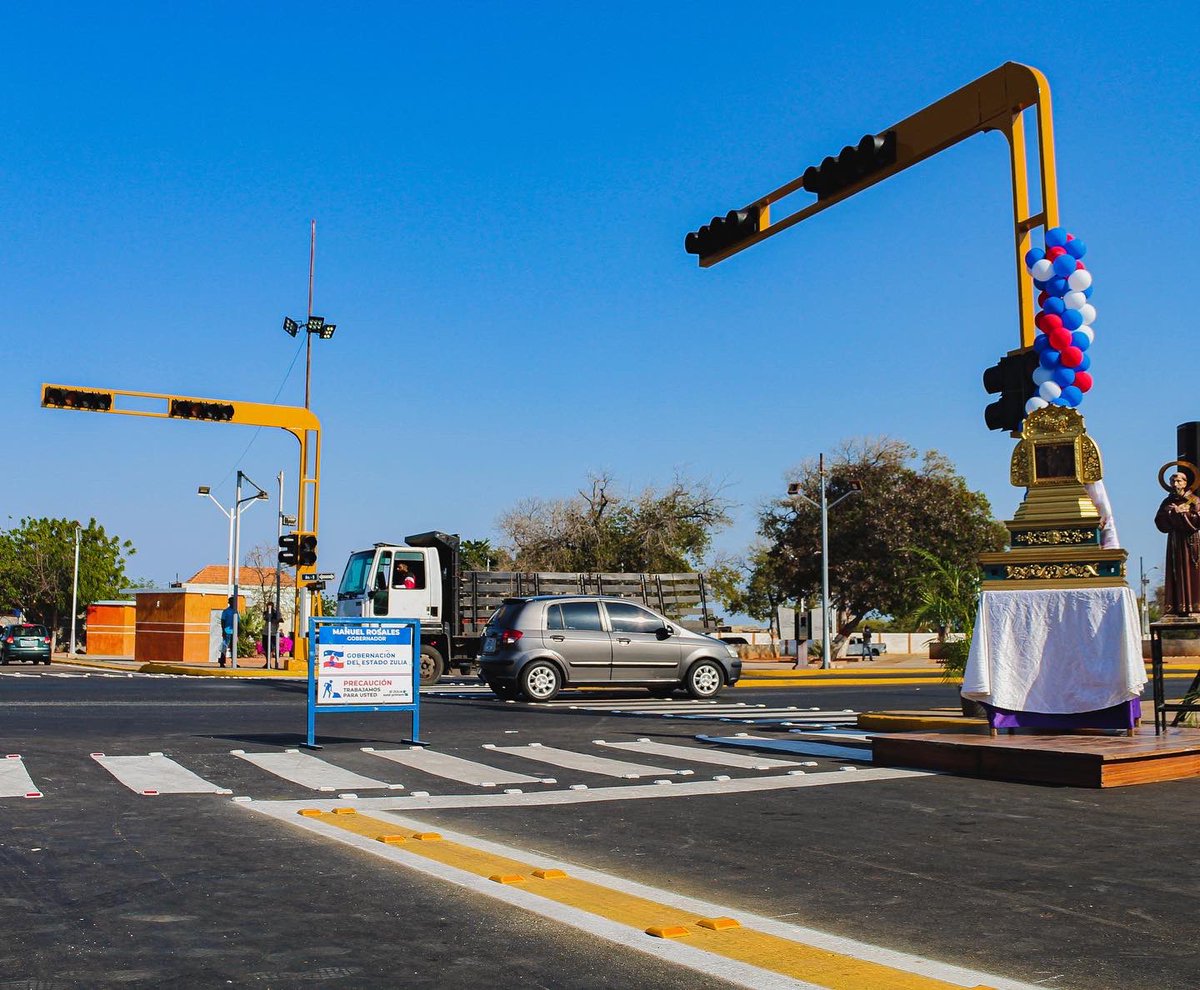 Somoszulianidad's tweet photo. El Zulia sigue avanzando hacia el progreso. Hoy #22M el gobernador @manuelrosalesg inauguró el corredor vial Betulio González en el municipio San Francisco #DichoYHecho https://t.co/ehvyLpKDmN