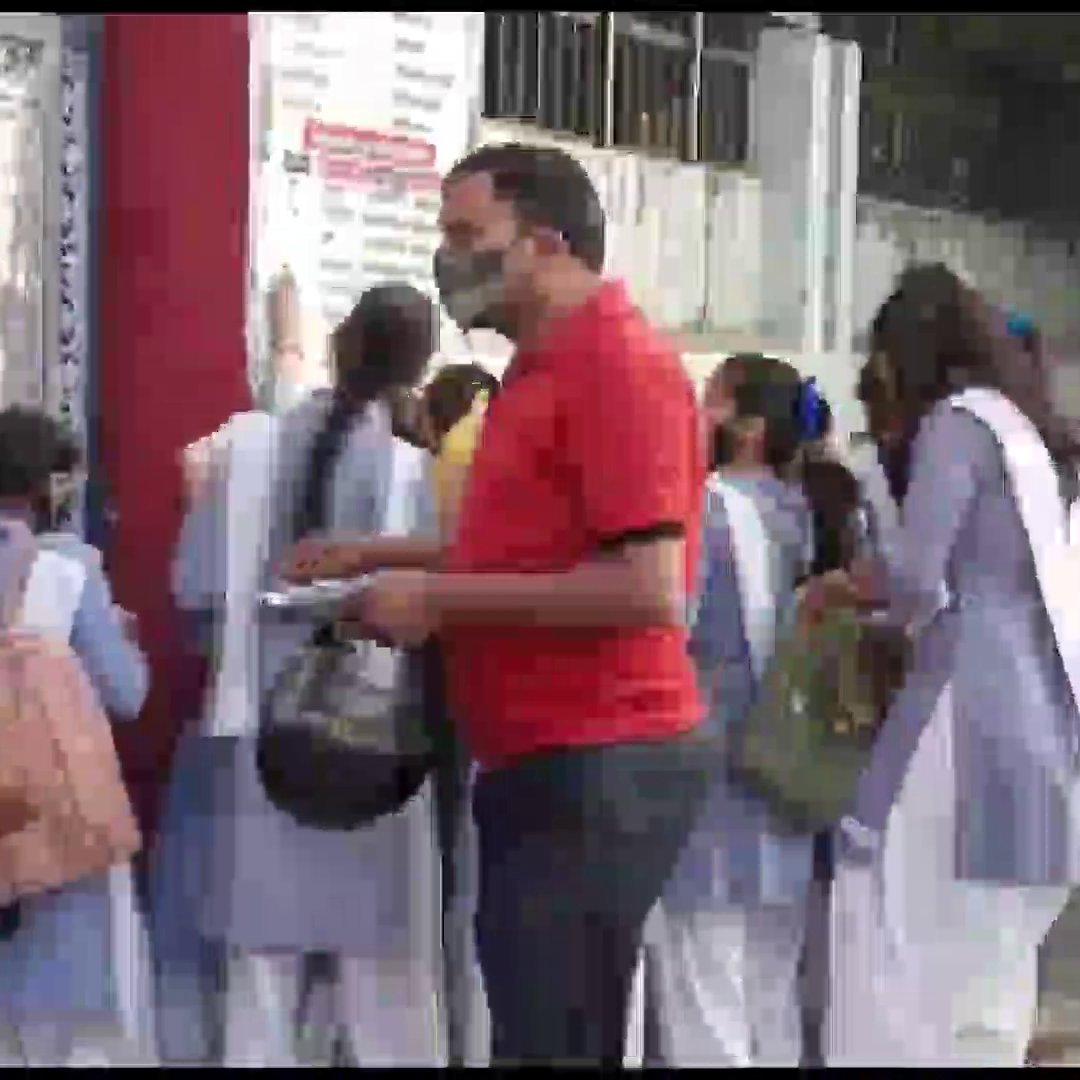 ZEEUPUK's tweet photo. #Noida : उत्तर प्रदेश बोर्ड की 10वीं और 12वीं की परीक्षाएं देने के लिए विद्यार्थी राजकीय इंटर कॉलेज पहुंचे।
#examentransformar #UpBoardExam2022 #UPMSP https://t.co/LbqXXuoZG9