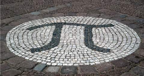 "Αεί (3), ο (1), Θεός (4), ο (1), Μέγας (5), γεωμετρεί (9), το (2), κύκλου (6), μήκος (5), ίνα (3), ορίση (5), διαμέτρω (8), παρήγαγεν (9), αριθμόν (7), απέραντον (9), και (3), όν (2), φεύ (3), ουδέποτε (8), όλον (4), θνητοί (6), θα (2), εύρωσι (6)".

Κύριοι, ο αριθμός π!!!