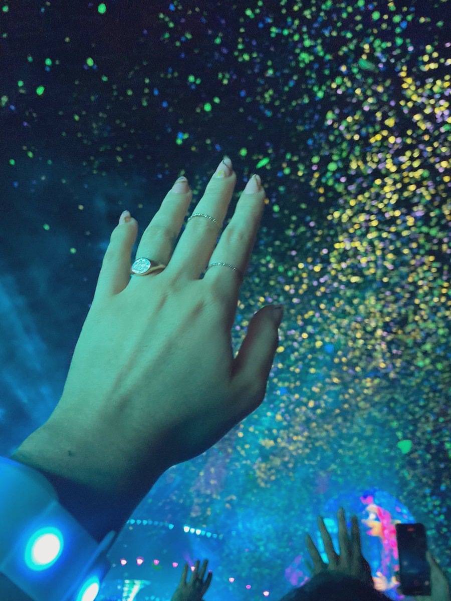 Elannyrodgz's tweet photo. Ojalá todos vayan a un concierto de Coldplay ✨🌙 https://t.co/LKVsJ8lfQS