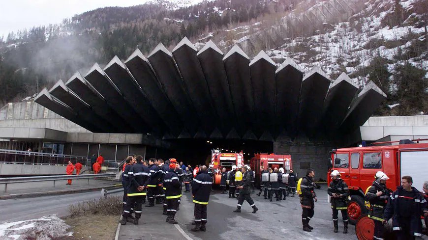 allole18's tweet photo. Il y a 23 ans le lieutenant Georges TOSELLO et 38 autres victimes perdaient la vie dans l'incendie du tunnel du Mont Blanc ! 
#pompiers #NeverForget #DevoirDeMemoire #MontBlanc https://t.co/FAP8Uw3QLJ
