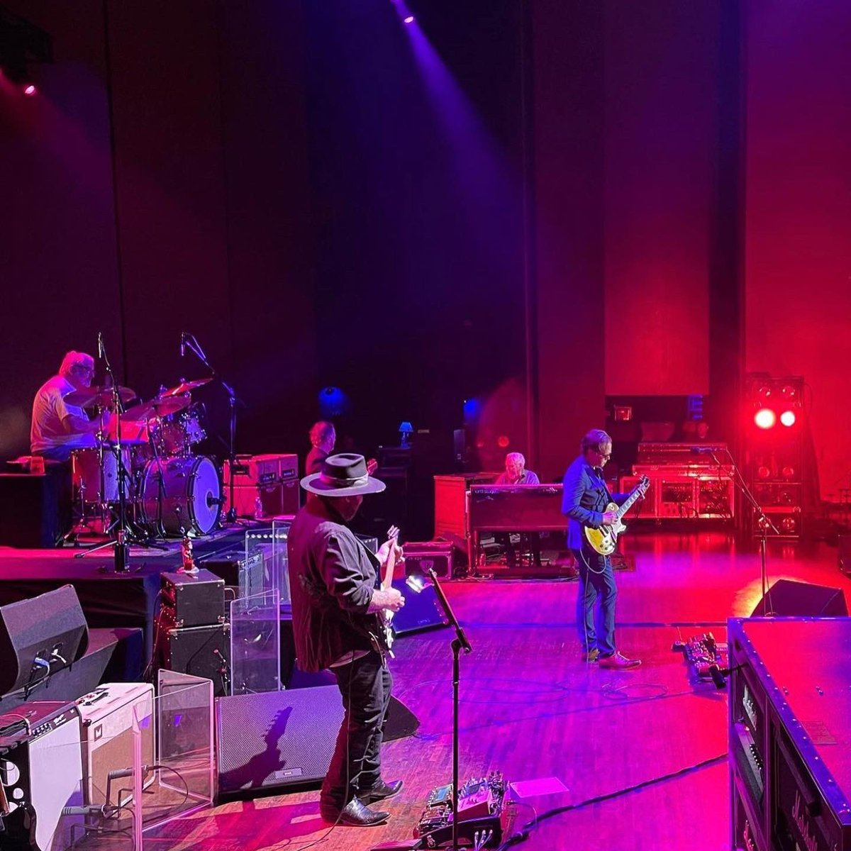 JBONAMASSA's tweet photo. Thank you Lexington...  it was a blast.. 😎👍 https://t.co/hTnQJaCYd8