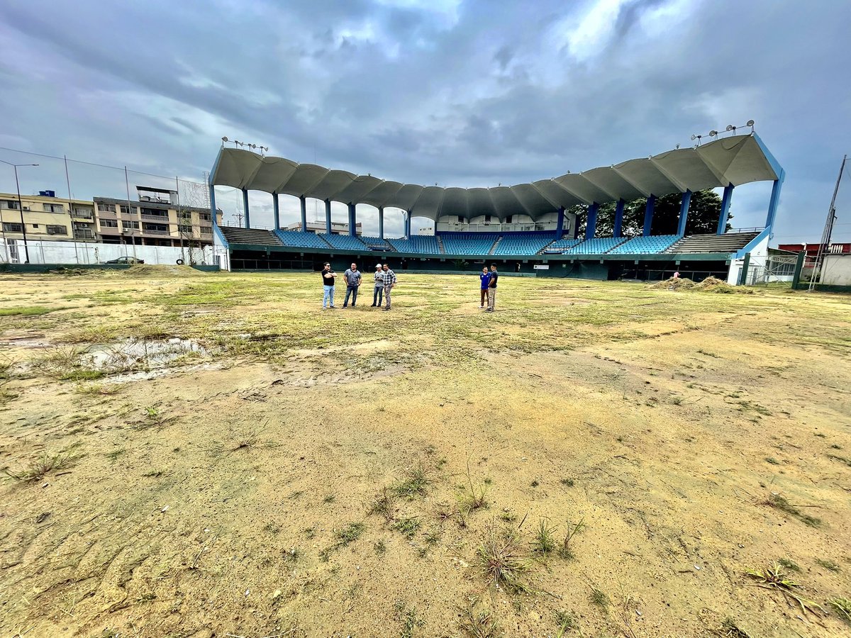 RobertoIbanez_R's tweet photo. Hoy converse con @frankbeisbol en su programa radial y le dije que el día que inauguremos la nueva cancha del Yeyo las cabinas de presa llevarán su nombre. 

Creo q es un pequeño reconocimiento para alguien que ha entregado su garganta al béisbol del Guayas 

#VoyportiYeyo https://t.co/r7TildIPA7