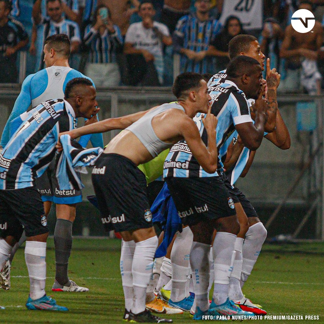 TNTSportsBR's tweet photo. E rolou aquela provocação dos jogadores com a torcida após o GreNal 437! 👀👀 https://t.co/1EbqEjgmyG