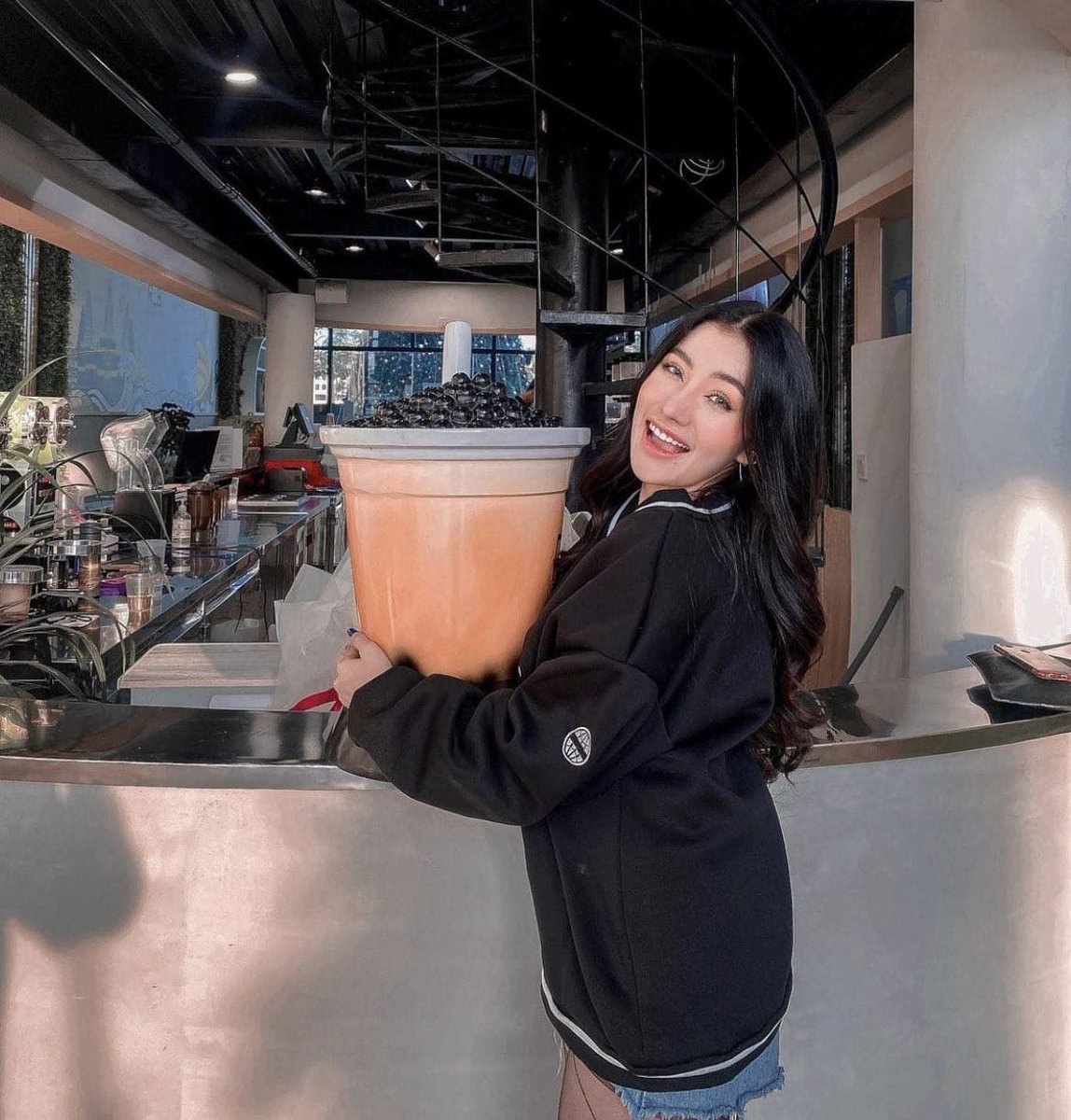 BeeKimkim's tweet photo. Ada yang pengen sama" minum Boba ?😋 https://t.co/LBeSB5ndYx