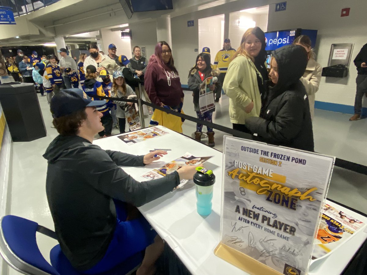BladesHockey's tweet photo. Big line for Gronick ✍️ https://t.co/jz6PkkwTnd