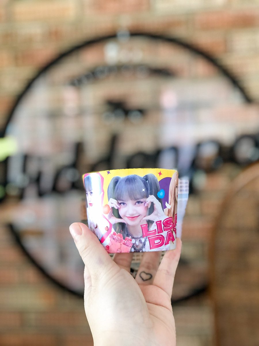 thehiddenpotpk's tweet photo. *·˚🧤🎨 ꒰  LISA DAY  ꒱ 📒🖍 ˚ ༘

CUPHOLDER PROJECT🥤

🧸  #liliwithluv 🥛🥣
📍Thehiddenpot cafe phuket 

 DATE : 26 MAR  - OUT OF STOCK

มารับน้องกันเยอะๆนะคะ  ฝากติดแท็ก
#LISA #HAPPYLISADAY #thehiddenpot https://t.co/RJnx5W4H3V