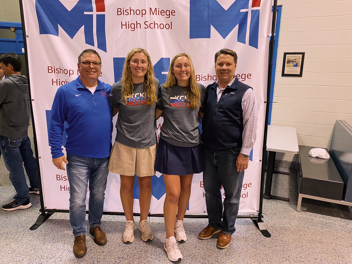 annika_smith13's tweet photo. Signed. Thank you to everyone who has helped me along the way, especially my parents who have been through it all! Thank you to my coaches for helping me become the player I am. Can’t wait for this next chapter, GO BLUE DEVILS❤️💙 @KckSoftball @BishopMiegeSB @TeamKansas_Lipp https://t.co/GMrIiUyZbo