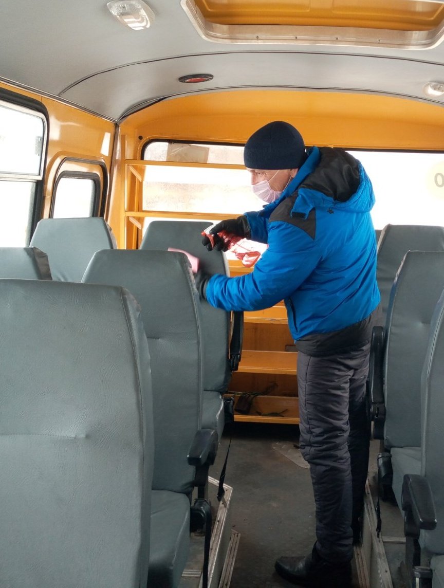 В школе и детском саду проведена генеральная уборка кабинетов, групповых комнат, служебных помещений и автобуса с использованием дезсредств с целью профилактики вирусных заболеваний