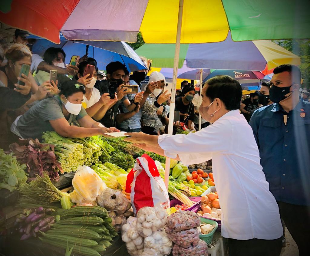 jokowi's tweet photo. Bantuan tunai untuk para pedagang kaki lima dan warung di Pasar Penfui, Kota Kupang. Semoga membantu meringankan beban para pedagang yang terdampak pandemi Covid-19. https://t.co/8KbGVkeTk6