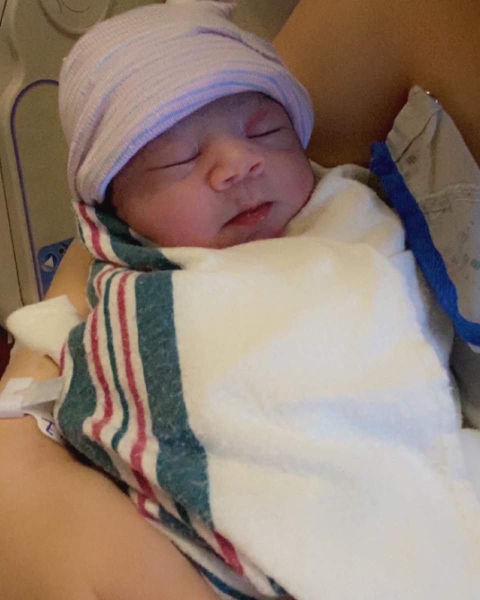 _eveeelopez's tweet photo. Mi pedacito de cielo 🎀💗 March 13th 6lbs 4.2 oz 👑💖 https://t.co/emwgeXbINE
