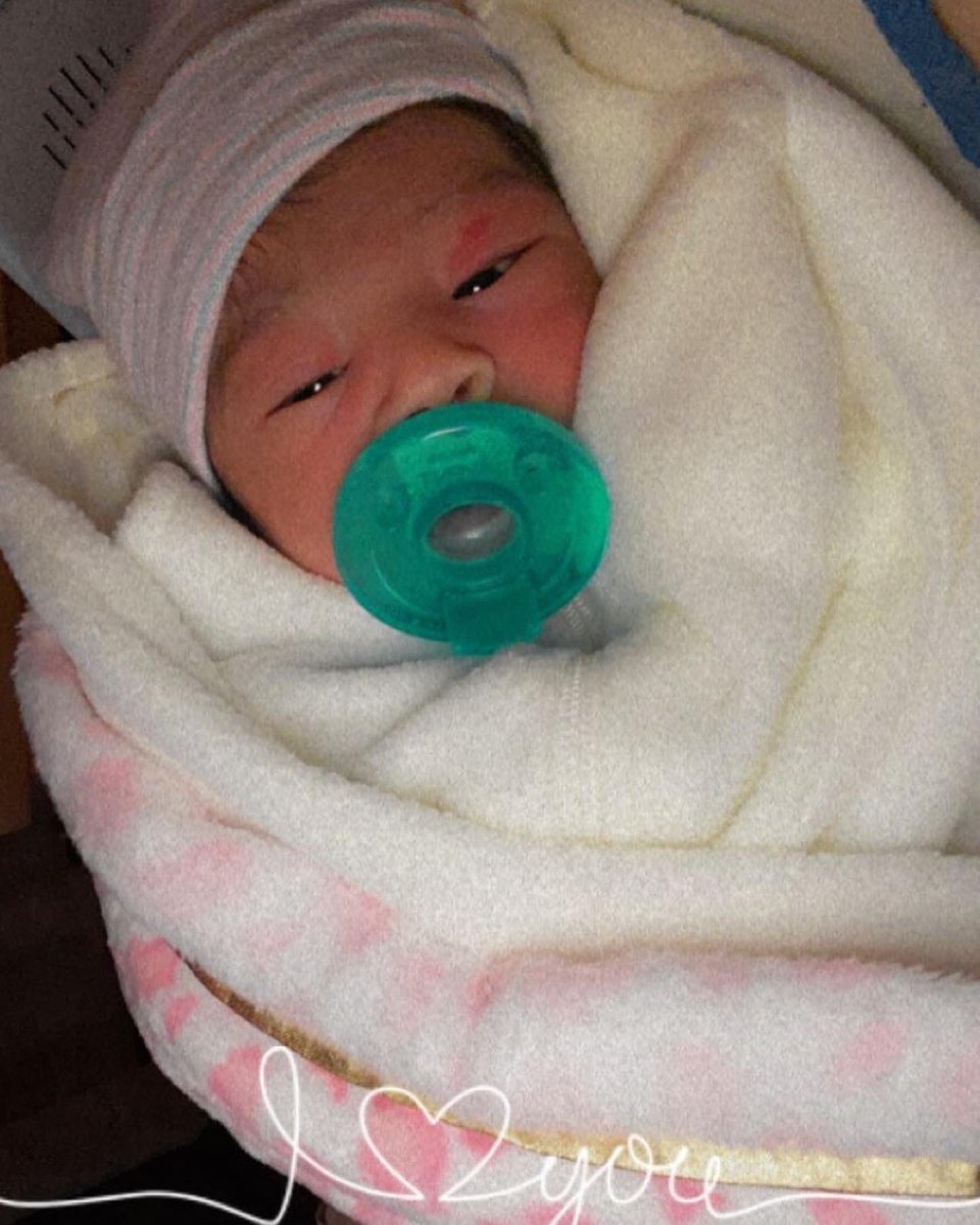 _eveeelopez's tweet photo. Mi pedacito de cielo 🎀💗 March 13th 6lbs 4.2 oz 👑💖 https://t.co/emwgeXbINE