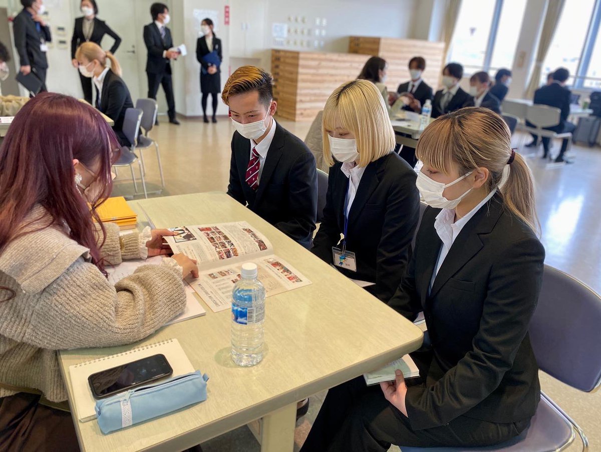 ADBcollege's tweet photo. 3/16(水)、17(木)に美容総合科 #求人説明会 が行われました😊
 
コロナ禍での開催のため、ソーシャルディスタンスを考慮し企業様の数を調整させていただきました🙇‍♂️
3/16
東京都、神奈川県、千葉県、関東以外の企業様　50社
3/17
栃木県、群馬県、茨城県、埼玉県の企業様　50社

#美容学校  #美容学生 https://t.co/YiYDbOJJRC
