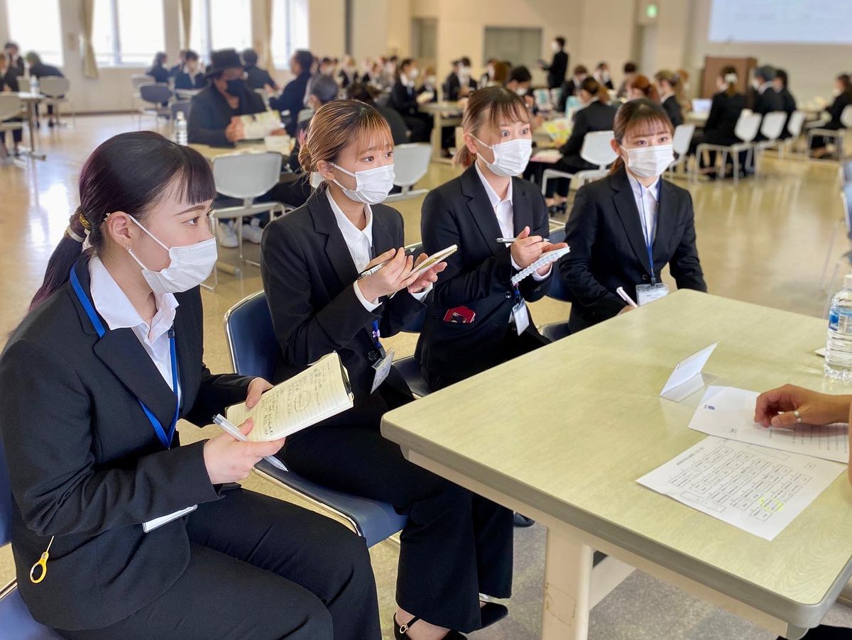 ADBcollege's tweet photo. 3/16(水)、17(木)に美容総合科 #求人説明会 が行われました😊
 
コロナ禍での開催のため、ソーシャルディスタンスを考慮し企業様の数を調整させていただきました🙇‍♂️
3/16
東京都、神奈川県、千葉県、関東以外の企業様　50社
3/17
栃木県、群馬県、茨城県、埼玉県の企業様　50社

#美容学校  #美容学生 https://t.co/YiYDbOJJRC