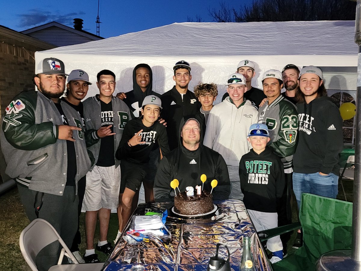 1PoteetBaseball's tweet photo. First team dinner tonight! Everyone had a blast! Thank you to the Hussain family for hosting! 

The bond these boys share is something special!

Big shout out to Groupo Dos (Lil bit and Jaime) for the live entertainment! #groupodos

#family #PoteetStrong #ThisisPoteet #💪🏼 #21bday https://t.co/qR3TZSC0CM