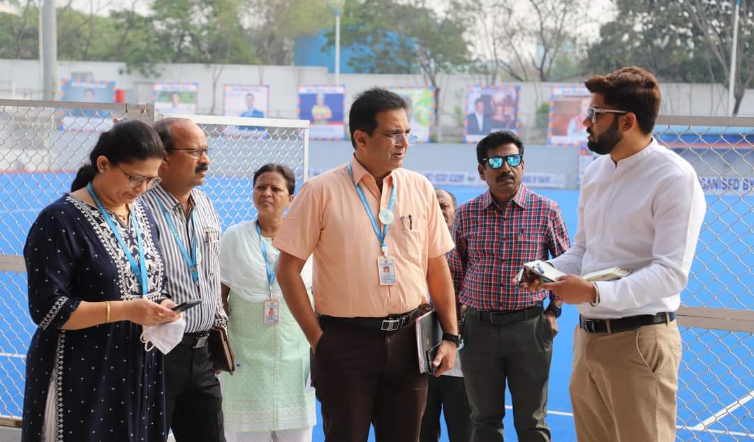 maheshklandge's tweet photo. #SportsCity #hockey 🏑
हॉकी स्पर्धेच्या आयोजनासंदर्भात हॉकी इंडियाच्या दिल्ली येथील द्विसदस्यीय शिष्टमंडळाने पिंपरी चिंचवड महानगरपालिकेस भेट दिली. महापालिकेच्या नेहरूनगर पिंपरी येथील मेजर ध्यानचंद हॉकी पॉलिग्रास स्टेडीयमची पाहणी केली
@TheHockeyIndia #PCMCFirst #PimpriChinchwad https://t.co/p9cPMWU0nf