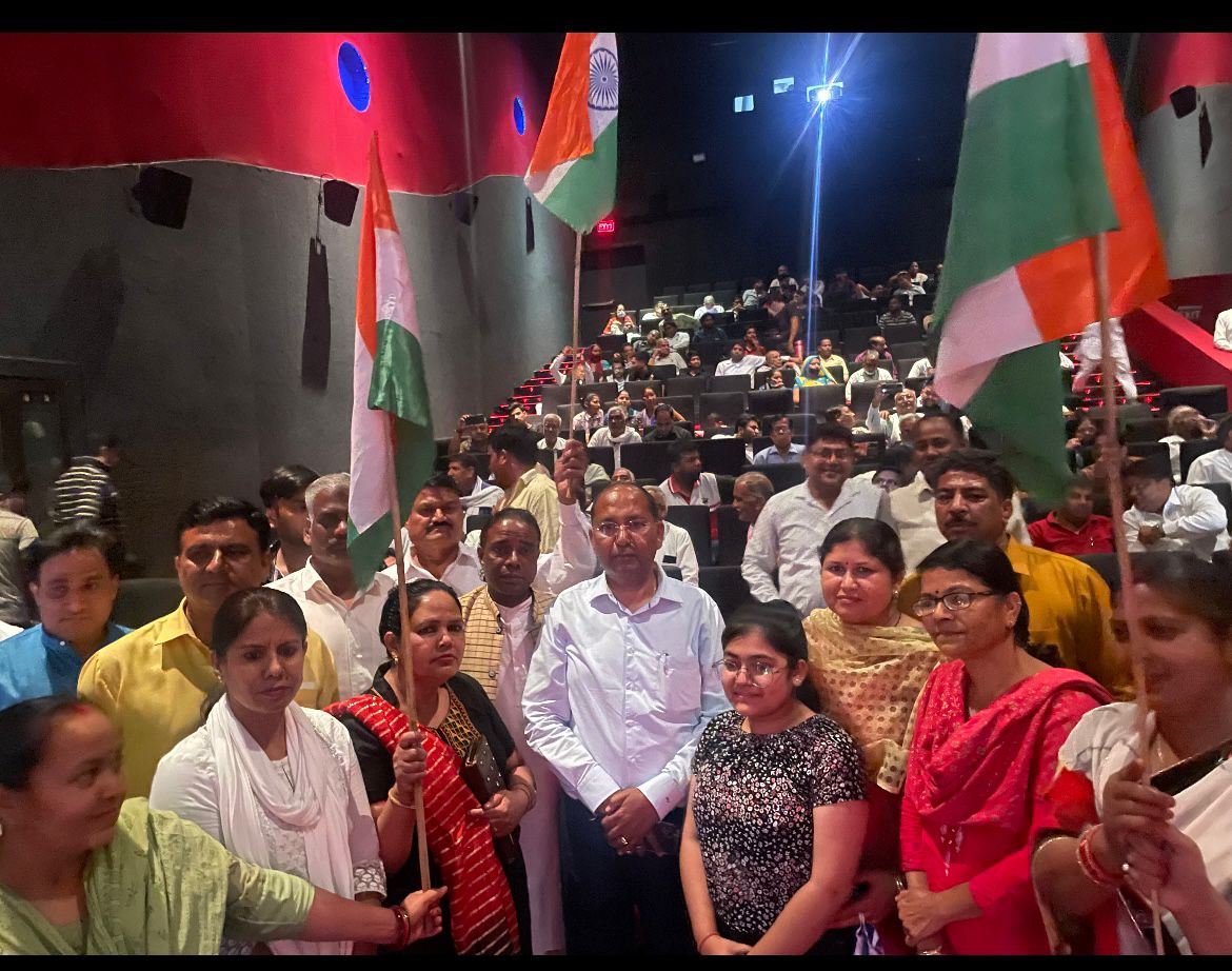 bjpnarendergupt's tweet photo. कल शाम फरीदाबाद सेक्टर 12 सिल्वर सिटी मॉल में फ़रीदाबाद के निवासियों   एवं भाजपा के कार्यकर्ता बंधुओं के साथ जाकर द कश्मीर फाइल फिल्म को देखा। कश्मीर में शहीद हिंदू भाइयों बहनो के हुए दुःखद नरसंहार को देखने के बाद साथ सभी ने अपने अपने फ़ोन की लाइट जला कर सभी को श्रद्धांजलि दी। https://t.co/l8trhNZH9p