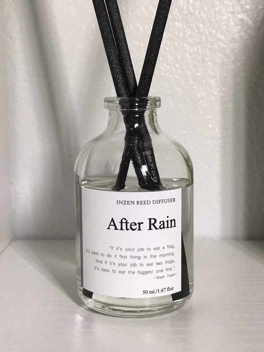 ทวีตนี้มาอวยยศน้องคนนี้ น้องเป็นก้านไม้หอม ที่หอมสมชื่อหอมสัดๆหอมมากๆ เค้านั่งดมทั้งวัน น้องชายเดินเข้าห้องเค้ามาคือทักเลยอ่ะ มันหอมจริงๆนะทุกคน ราคาก็น่ารักมาก ตั้งบนโต๊ะเก๋ๆ ถ้าห้องใหญ่หน่อยอาจจะต้องซื้อหลายอัน แต่อย่างเค้าคือห้องไม่ได้ใหญ่มาก อันเดียวก็เอาอยู่แล้วอ่ะ ไปตำกัน❕