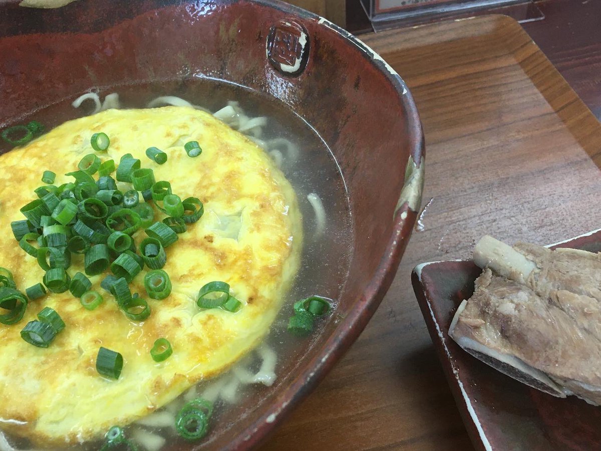 yasuumi_okinawa's tweet photo. 自分で麺を打つぐらいの麺好きですが、ここの沖縄そばはやめられません笑
いしぐふーの東風平店に行ってきました🌸
1枚目の写真は黒マー油で、メインは2枚目の写真の、本ソーキそばです☺️
ここは店員さんもほんと丁寧で、素晴らしいです🌸 https://t.co/Reb4E2Lahn