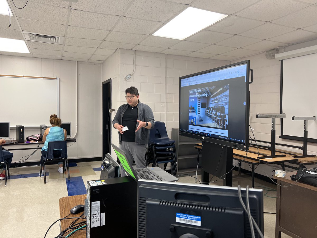 ManuelUmanzor15's tweet photo. Great turnout for our first Bilingual Computer Basics course for @Fonville_MS parents! Thank you to @mnegron71 for coordinating and reaching out to parents as well as @NatalyCordova86 for co-teaching and supporting. https://t.co/fHYCJrUEVR
