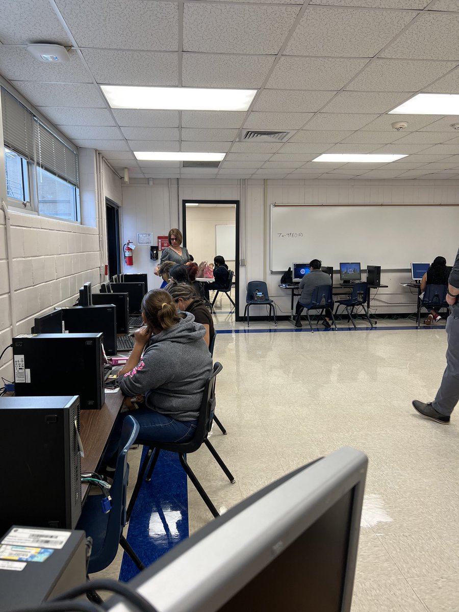 ManuelUmanzor15's tweet photo. Great turnout for our first Bilingual Computer Basics course for @Fonville_MS parents! Thank you to @mnegron71 for coordinating and reaching out to parents as well as @NatalyCordova86 for co-teaching and supporting. https://t.co/fHYCJrUEVR