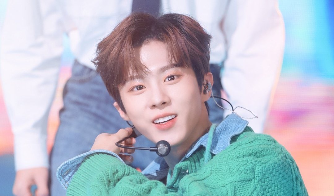 KWS_Social's tweet photo. The best thing about Rêve era is that we get to see Wooseok perform happily on stage. Look at that all-teeth-out kind of smile. 🥺 We just really love to see him genuinely happy like this, don’t we? 😊💖

#김우석 #KIMWOOSEOK #3RD_DESIRE_Reve #Switch @KWS_Social https://t.co/LY1ZK4whRG