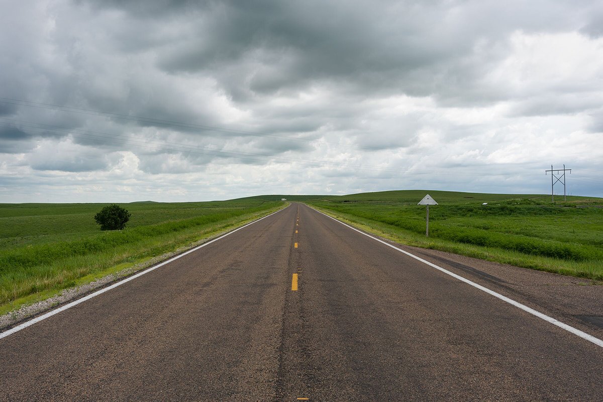 PlacesJournal's tweet image. For more on the beauty of Kansas, read @tim_schuler&apos;s &quot;The Middle of Everywhere&quot; @PlacesJournal: placesjournal.org/article/the-fl… and watch on #SCIArcChannel: channel.sciarc.edu/browse/timothy…