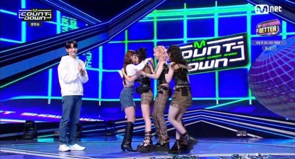 yuqifairyy's tweet photo. look at namsoo 🥺🥺🥺 he looks like a proud dad 😭❤️

@G_I_DLE #GIDLE #GIDLE_TOMBOY #GIDLE3rdWin #GIDLE30thWin https://t.co/UdWdvUwEaQ