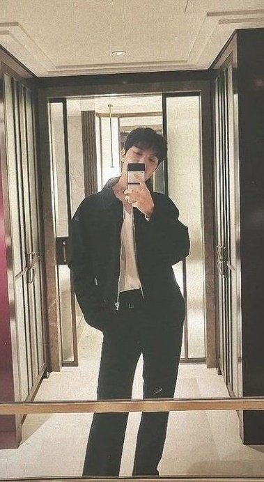 fluffieaito's tweet image. quick mirror selca because i wasn&apos;t prepared lol ᵕ̈ 
. 
#SArmy 
#SArmyselcaday #SARMYSELCADAY