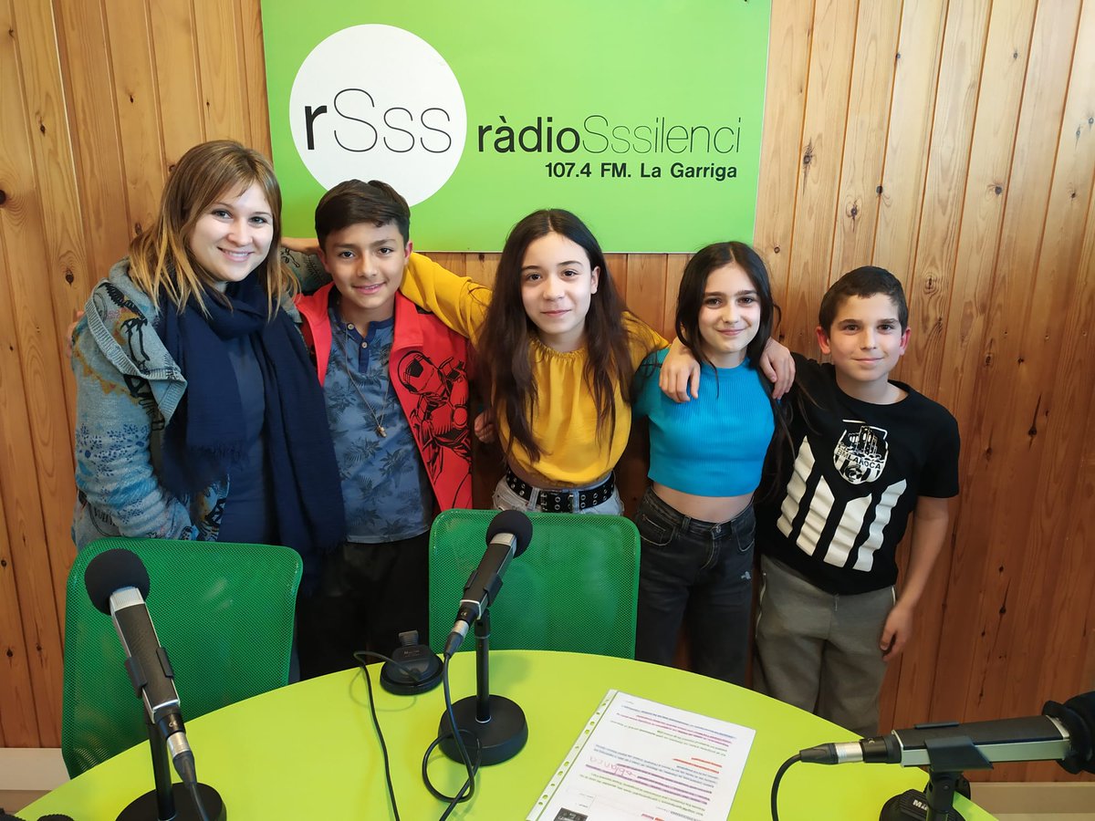 rsilenci's tweet photo. Després de dos anys i un mes ☹️, aquesta setmana els alumnes de l'escola #ElsPinetons de #laGarriga han tornat a la ràdio per fer el seu programa setmanal! 🥳 Espai xerraire FM! El podreu escoltar tots els dissabtes a les 13:30 al 107.4 FM, la TDT i https://t.co/YRkLexZexr! https://t.co/QMgANZGJBu