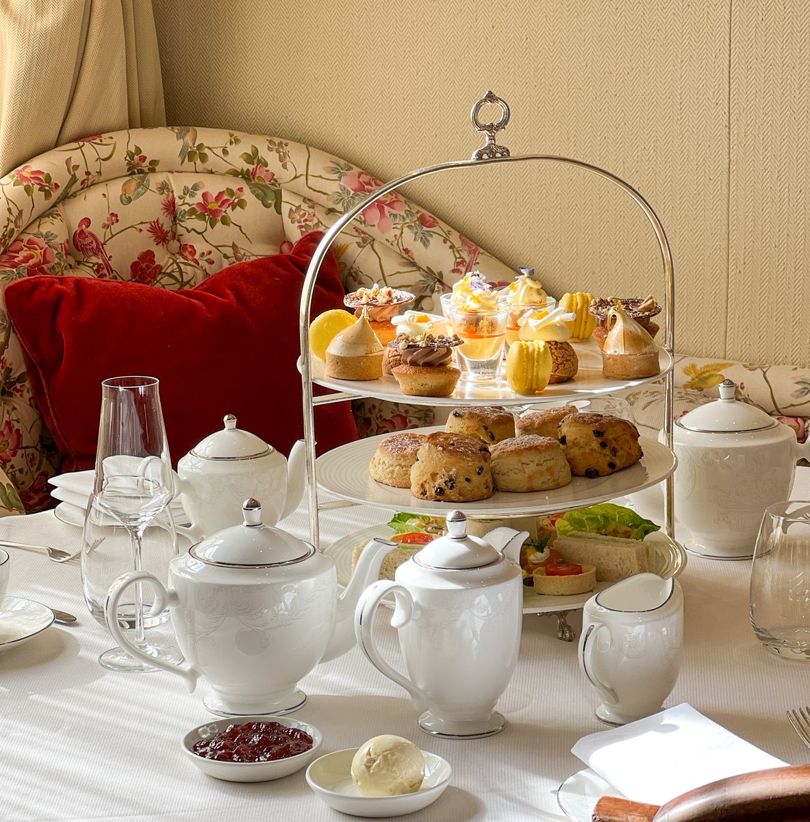 We are delighted to feature in the Muddy Stiletto's round up of "Marvellous Afternoon Teas for Mother's Day". 

Will you be joining us this Sunday?

ow.ly/JzBX50Iq9jp