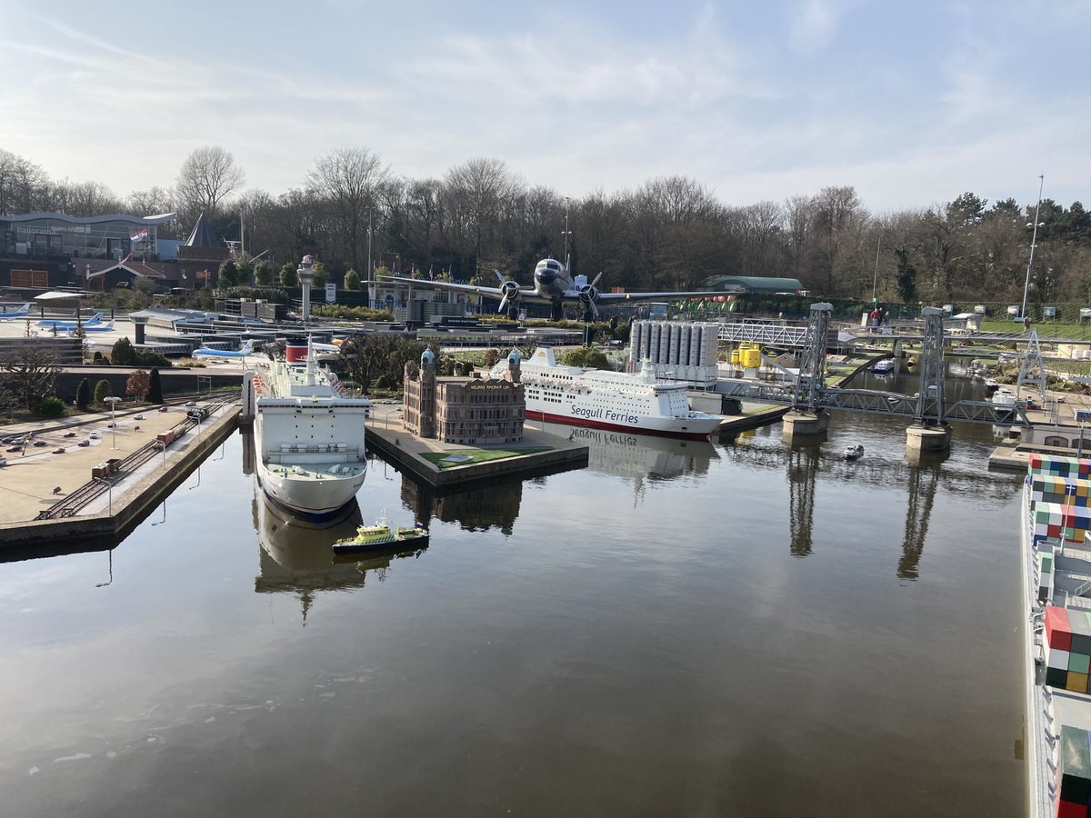 Deze week trapten studenten van <a href="/minerva/">L.S.V. Minerva</a> en Sociaal Werk <a href="/HSLeidenNL/">Hogeschool Leiden</a> hun Move-project af in <a href="/Madurodam/">Madurodam</a>. Ze leerden meer over het verhaal van George Maduro, het ontstaan van Madurodam, de samenwerking tussen Madurodam Kinderfonds en Move en gingen natuurlijk ook zelf het park in!