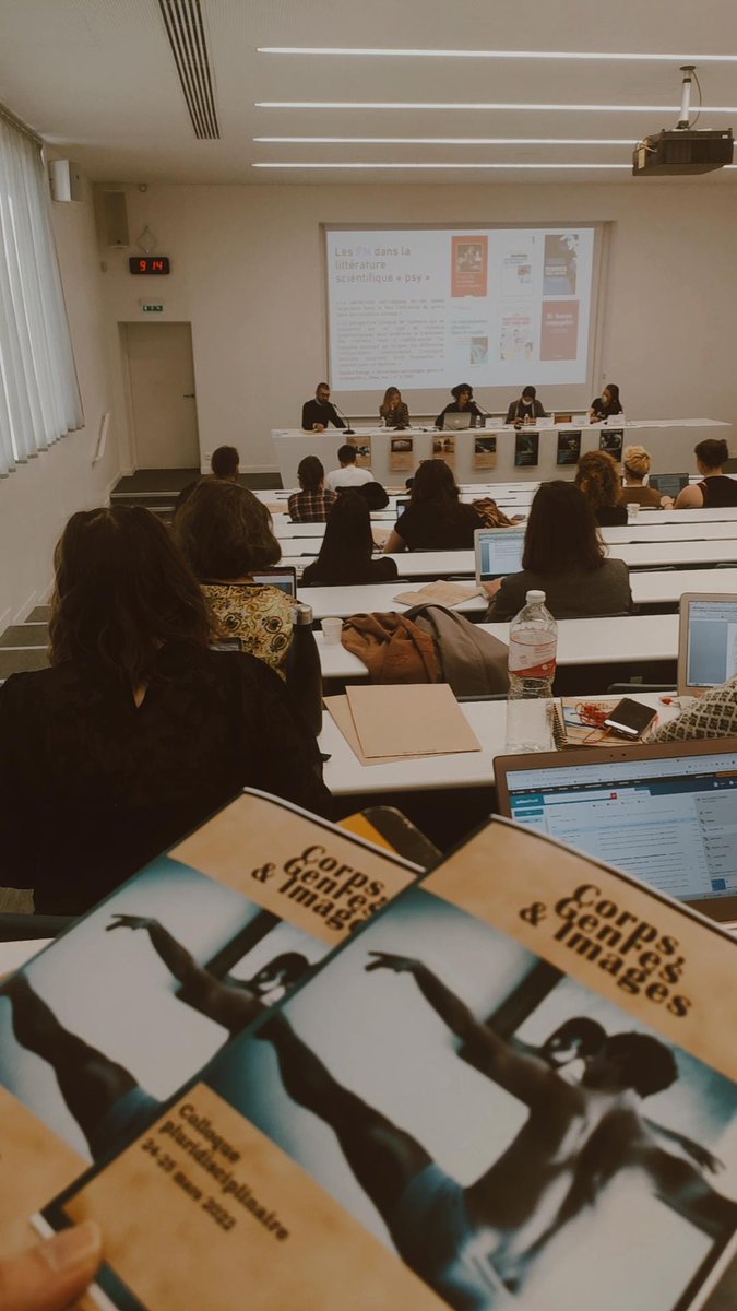C'est parti, le colloque Corps, Genres et Images débute aujourd'hui ! Ce matin, <a href="/giu_sapio/">Giuseppina Sapio</a> <a href="/smontanola/">Sandy Montañola</a> <a href="/vjulliar/">Virginie Julliard</a> &amp; @LarrereMathilde interviennent dans la session « Penser et représenter les images des corps genrés », modérée par @Maxxxpod
