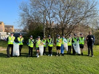 KentPoliceDover's tweet photo. #YouthEngagementOfficer Pollard with Sandown School #Deal #MiniPoliceCadets for Wk 7 of the Mini Police Cadets Programme. This weeks topic was Social Action and the Cadets chose #LitterPicking in a local park. @KentVPC #DoverDC #PickDealClean https://t.co/7H7TIpXktm
