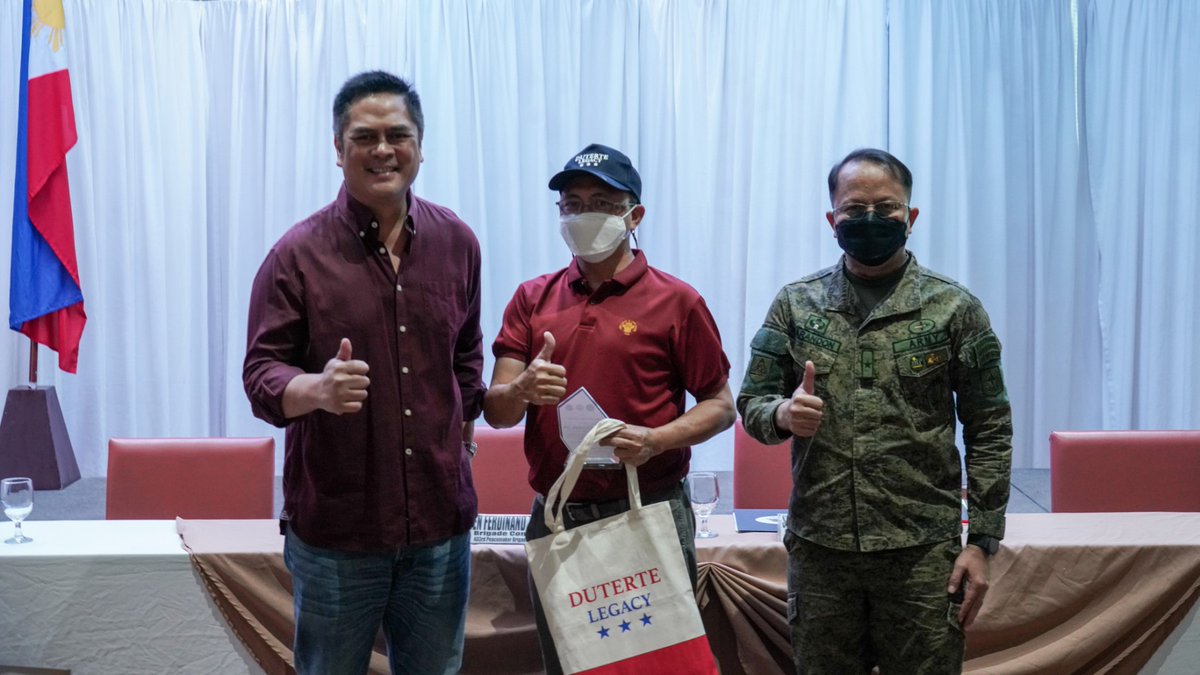 pcogovph's tweet photo. TINGNAN: Nakipagpulong si @cordsrx at @pcoogov @SecAndanar nitong Huwebes sa mga ahensya sa ilalim ng Northern Mindanao Regional Task Force to End Local Communist Armed Conflict, kung saan kinilala niya ang suporta ng bawat ahensya laban sa insurhensya.

#workingPCOO
#CORDSX https://t.co/8lwiAM3g8I