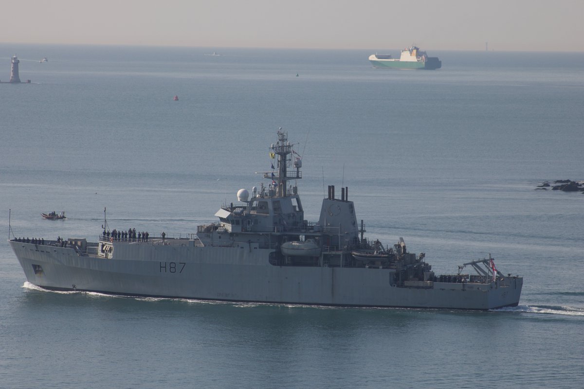 A full deck on @HMS_Echo this morning sailing proudly past Plymouth Hoe waterfront this morning @NavyLookout @Plymouth_Live #EsplanadeLife