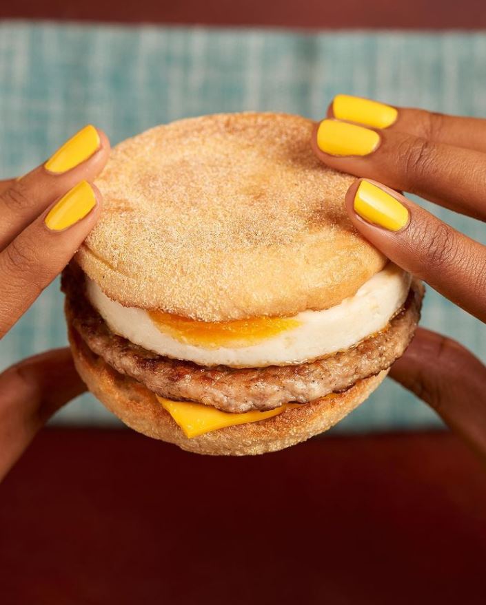 ClarendonShops's tweet photo. What's your go-to item off the  @McDonalds breakfast menu? 😋 We can't get enough of their single McMuffin, pick up your faves today. 

#Oxford #shoppingcentre #retailshopping #foodiepics #foodieheaven #lovefoods #foodmakesmehappy #breakfast #mcmuffin https://t.co/3wf5np7x5w