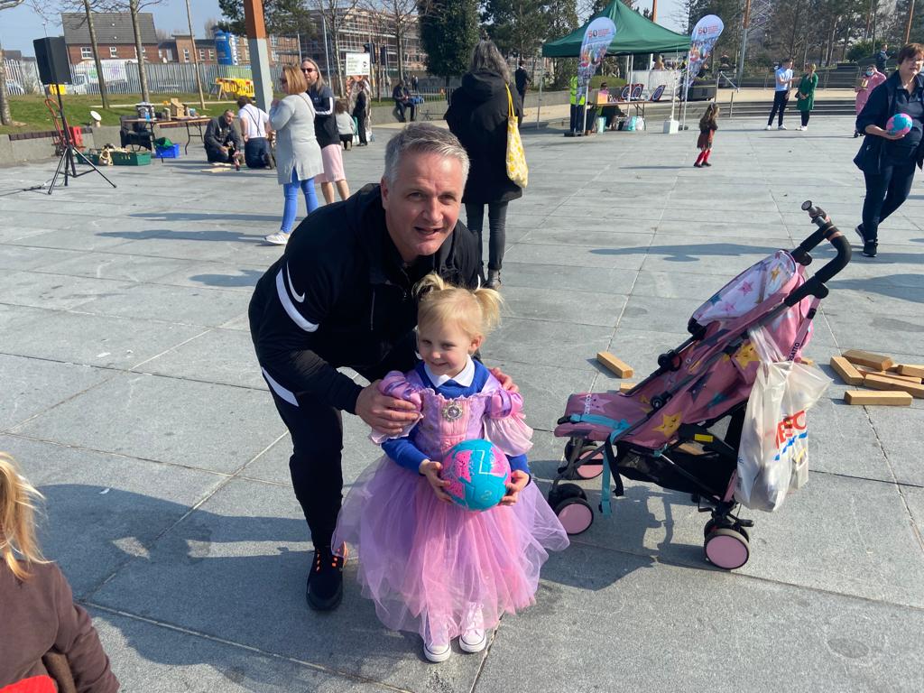 𝐎𝐧𝐞 𝐜𝐥𝐮𝐛 𝐨𝐧𝐞 𝐜𝐨𝐦𝐦𝐮𝐧𝐢𝐭𝐲 🏡

Glentoran celebrating 25 years of <a href="/EastSidePship/">EastSide Partnership</a> at CS Lewis Square yesterday morning 👏

#WeAreGlentoran #COYG 💚🐓