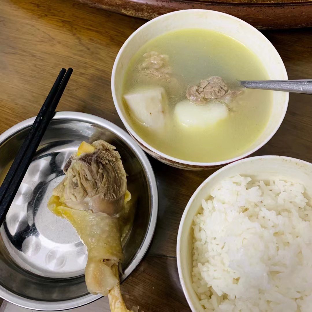 cprourou's tweet photo. 又下雨，好烦 https://t.co/zsVTL1SrzL