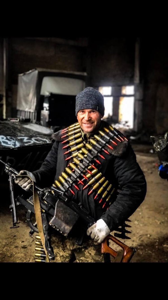 volodarskijo's tweet image. Знайомтесь - Рембо
Під час одного з рейдів Непомітно підскочив до ворожої БМД Відкрив люк зарізав ножем механіка. Витяг його пістолет. Застрелив командира машини. 
Витяг Кулемет - відстріляв БК. Вкинув кулемет в коробку. Вивів коробку з бою. І привів її в розташування підрозділу.