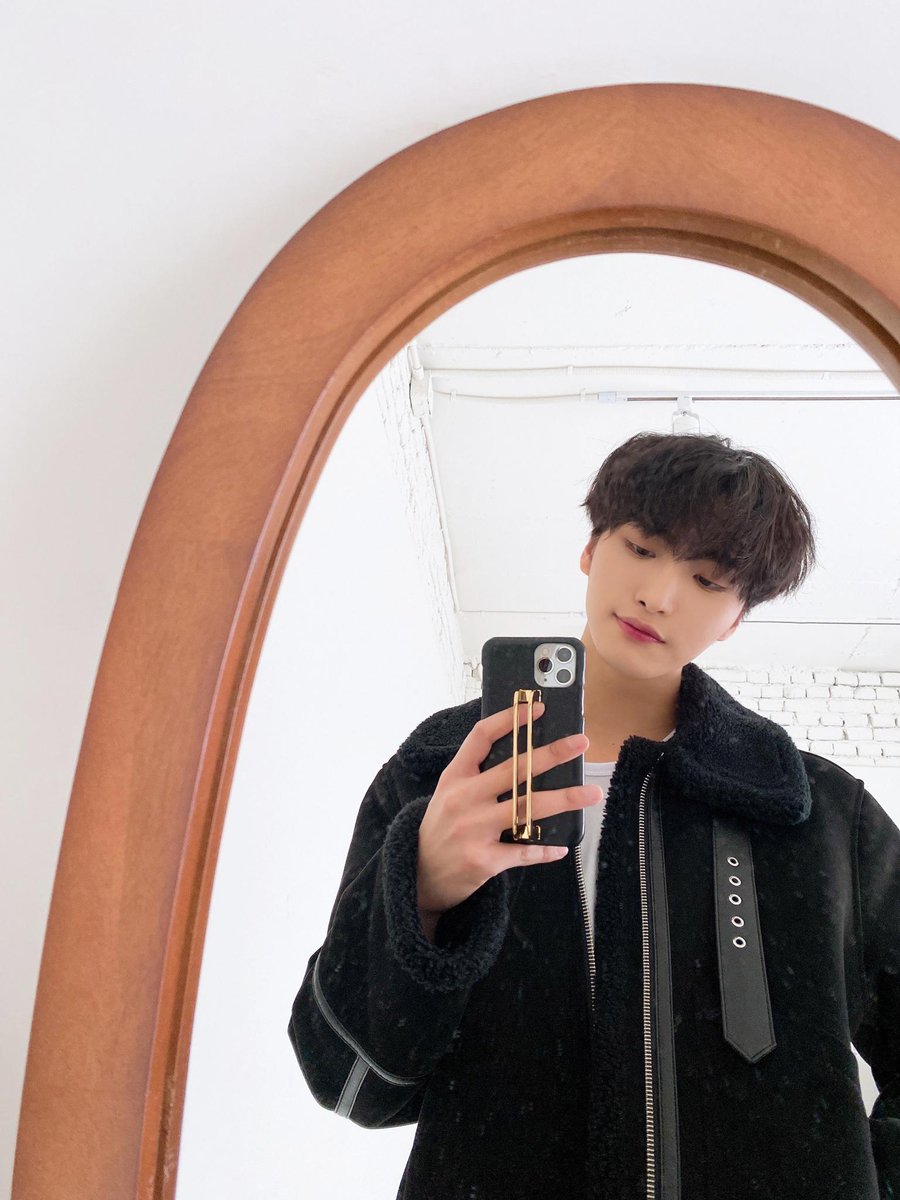 1024zone's tweet image. [🪐] SEONGHWA FNS 

"mirror shot 🤍"