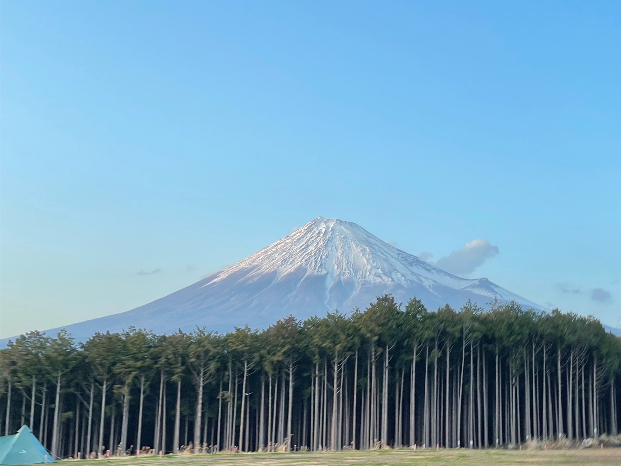 富士見の丘オートキャンプ場 赤富士タイミング少し逃しましたが 今日は風も無く静かなキャンプ場です たくさんのお客様にお越しいただいております ありがとうございます これから焚き火タイムじっくり過ごされてください 赤富士 焚き火