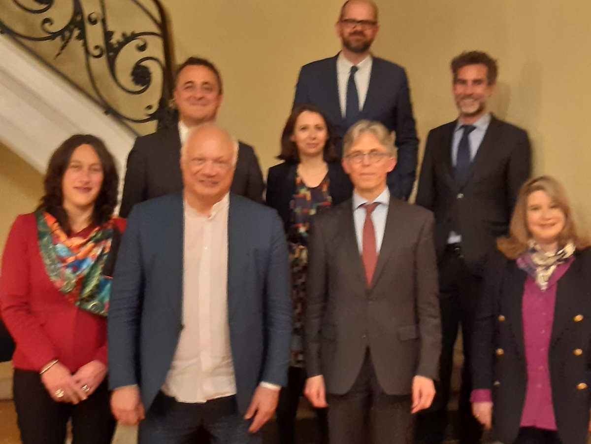 Bélgica en España 🇧🇪 🇪🇸 (@belgiuminspain) on Twitter photo <a href="/EESchmitt/">ÉricEmmanuel Schmitt</a> presentó anoche su libro "Paraísos Perdidos" en el teatro del <a href="/IF_Madrid/">Institut français de Madrid</a>.
Eric Tallon, director de #IFMadrid, el embajador Cockx🇧🇪y F. Vanholsbeeck, representante de <a href="/WBI_tweet/">WBI</a> inauguraron el evento que fue seguido de una cena en la residencia🇧🇪 en honor al autor 🇫🇷🇧🇪 <a href="/EESchmitt/">ÉricEmmanuel Schmitt</a> presentó anoche su libro "Paraísos Perdidos" en el teatro del <a href="/IF_Madrid/">Institut français de Madrid</a>.
Eric Tallon, director de #IFMadrid, el embajador Cockx🇧🇪y F. Vanholsbeeck, representante de <a href="/WBI_tweet/">WBI</a> inauguraron el evento que fue seguido de una cena en la residencia🇧🇪 en honor al autor 🇫🇷🇧🇪